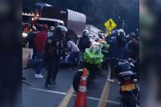 Los dos hombres que murieron en el sitio transportaban armas largas y munición en la maleta del vehículo. FOTO: CAPTURA DE PANTALLA - VIDEO CORTESÍA