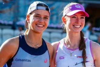 La paisa Emiliana Arango (izq.) y la suiza Simona Waltert (der.), campeonas en dobles del WTA 125 de Bastad. FOTO: @EMIARANGO