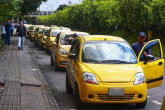 Este es el acopio de El Poblado y los taxistas que aparecen en la imagen no corresponden a los que fueron estafados recientemente. /FOTO: MANUEL SALDARRIAGA