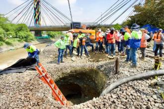 Entre 70 y 80 metros cúbicos de material, según el último reporte del metro, ya han sido descargados en el hueco. Se deben descargar 250 metros cúbicos para montar nuevamente la vía férrea. / FOTO: ALCALDÍA DE MEDELLÍN