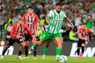 Edwin Cardona al momento de patear el segundo penal ante Sao Paulo, por octavos de final de Copa Libertadores. /FOTO: MANUEL SALDARRIAGA