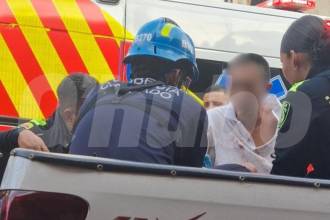 El hombre señalado de matar al papá lo retiraron del lugar en una camioneta de la Policía. FOTO: CORTESÍA