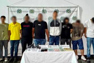 Los suejtos tendrán que responder por varios delitos relacionados con extorsión. FOTO: CORTESÍA POLICÍA METROPOLITANA 