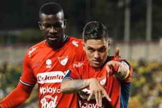 Juan Fernando Quintero (der.) le da, sin duda, otra cara al Medellín. Anotó su primer gol con el Poderoso en 5 juegos que lleva con el Rojo. FOTO: CORTESÍA DIM