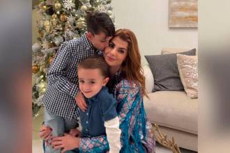 Carolina Cruz con sus hijos: Matías (izquierda) y Salvador (centro). /FOTO: @CAROLINACRUZOSORIO