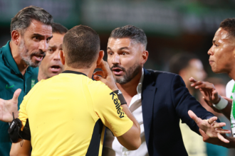 Javier Gandolfi (centro) reclamándole al árbitro por la expulsión de Jorman Campuzano en el duelo entre Nacional y Cúcuta por la Copa Colombia. /FOTO: MANUEL SALDARRIAGA