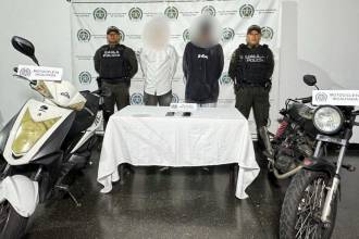 Durante el operativo, a los señalados extorsionistas les incautaron 2 motos y 2 celulares que serán sometidos a análisis forenses. FOTO: POLICÍA METROPOLITANA