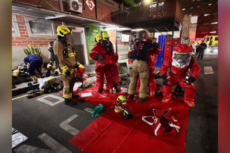 Intervención de Bomberos Medellín tras la emergencia por amoniaco. /FOTO: CORTESÍA