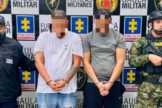 Presentados los dos capturados por las autoridades. FOTO: CORTESÍA EJÉRCITO NACIONAL