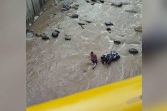 Hombre cayó a la quebrada Doña María, en Itagüí. FOTO: CORTESÍA DENUNCIAS ANTIOQUIA.