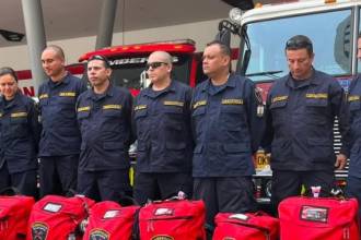 Ellos son los 8 miembros del Cuerpo de Bomberos Voluntarios de Envigado que viajaron a Venezuela para apoyar las labores de rescate. FOTO: CORTESÍA BOMBEROS ENVIGADO