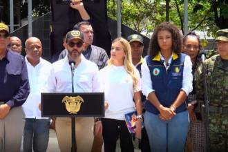 El presidente hizo un reconocimiento a Nubia Carolina Córdoba, gobernadora del Chocó (derecha) por su labor durante la emergencia. FOTO: X @ABDELAESPRIELLA
