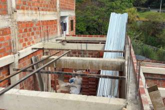 Las construcciones no tenían licencia y estaban en zonas de alto riesgo. FOTO: ALCALDÍA DE MEDELLÍN 