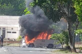 Al parecer, desde el vehículo alcanzaron a lanzar dos tatucos a la guarnición militar, antes de su explosión. FOTO: COLPRENSA