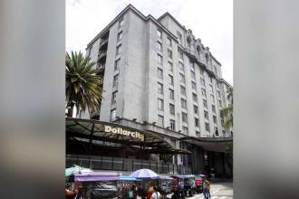 Los comerciantes se apoderaron de la bahía del hotel. La música de diferentes géneros y los megáfonos con las ventas aturden a los huéspedes. /FOTOS: JULIO CÉSAR HERRERA Y SINDY VALLE