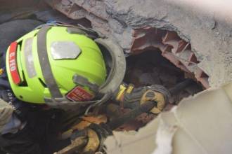 Mientras continúan con las labores de rescate, en los campamentos establecidos se trabaja en la salud física y mental de los sobrevivientes. FOTO: COLPRENSA