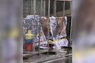 Cilindro y pancarta alusiva a las disidencias de las Farc halladas en el estadio Pascual Guerrero, en Cali. FOTO: X @ROBERTOORTIZZU 