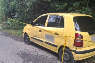 El taxi que conducía Luis Ithamar fue encontrado a un costado de la carretera y el cuerpo del conductor tirado a un costado. FOTO: CORTESÍA
