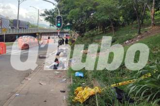 El cuerpo de este hombre fue encontrado justo antes de llegar al semáforo. FOTO: ANDRÉS GARCÍA