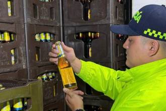 Los policías de la Sijín encontraron cervezas de varias marcas comerciales. FOTO: POLICÍA METROPOLITANA