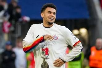 El colombiano Luis Díaz celebra su segundo título de Bundesliga. FOTO: @BUNDESLIGAES