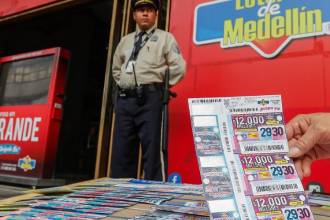 Foto referencia venta de billetes de Lotería en Medellín. FOTO: MANUEL SALDARRIAGA