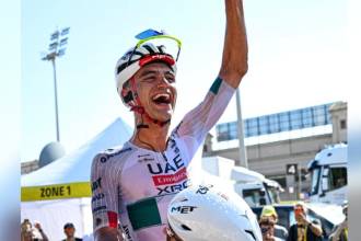 Isaac del Toro celebró su triunfo en los brazos de Tadej Pogacar; dupla ganadora de la segunda etapa del Tour de Francia. FOTO: CORTESÍA TEAMEMIRATESUAE