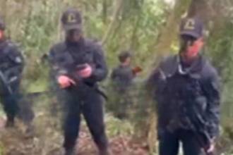 Supuestos integrantes de los Conquistadores de Oriente de Antioquia aparecen en el video publicado en redes sociales. /FOTO: TOMADA DE VIDEO 