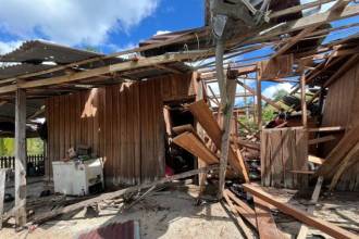 Así quedó la vivienda que quedó afectada por cuenta de los explosivos transportados por drones. FOTO: TOMADA DE X @CARACOLMEDELLIN