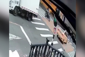 Accidente donde se vieron involucrados un taxi y una moto en Manrique la 45. /FOTO: CAPTURA DE VIDEO DENUNCIAS ANTIOQUIA