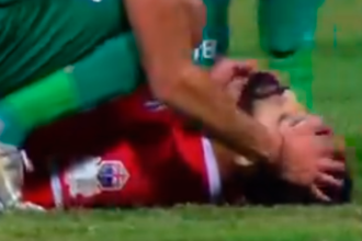 Momento en el que el futbolista se desplomó. /FOTO: TOMADA DE VIDEO 