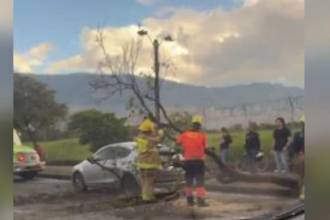 El hecho solo dejó afectaciones al vehículo. /FOTO: CAPTURA VIDEO DENUNCIAS ANTIOQUIA