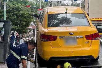 El taxi fue llevado a los patios, mientras se resuelve la situación del conductor. FOTO: ALCALDÍA DE MEDELLÍN