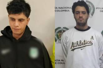 Mateo Marín Bedoya, alias Aretes (izq.) junto a Yeiner Alejandro Carmona Echavarría, alias Mandíbula (der.), enviados a la cárcel por su presunta responsabilidad en robos a D1. FOTOS: CORTESÍA