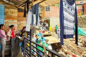 Las familias contaron con acompañamiento y apoyo en el traslado. FOTO: ALCALDÍA DE MEDELLÍN