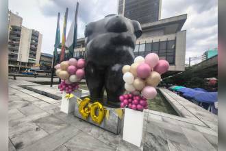 Así decoraron el pedestal del Torso de mujer o La Gorda del parque Berrío para celebrarle sus primeros 40 años. FOTO: CORTESÍA BANREP