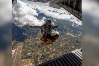 Grupos Águila y Táctico de la Fuerza Aérea, en prácticas de paracaidismo Foto: EL COLOMBIANO.