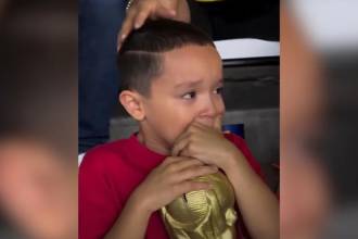 Niño de Uzbekistán llora desconsolado tras perder contra Colombia. FOTO: TOMADA DE INSTAGRAM KIENYKE