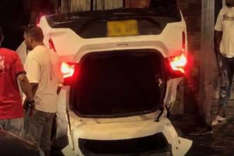 Así quedó el carro tras el fuerte impacto previo contra otro vehículo. FOTO: TOMADA DE FACEBOOK LA PÁGINA DE MEDELLÍN