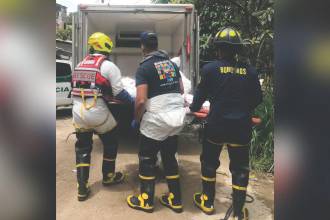 El cuerpo encontrado en el afluente fue recuperado por Bomberos Medellín y entregado a la autoridad judicial. FOTO: ARCHIVO - LAURA ROSA JIMÉNEZ VALENCIA