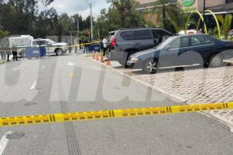 El hombre se iba a subir a la camioneta negra que estaba parqueada en el lugar. FOTO: GUILLERMO OSPINA