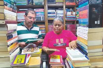 Yosvel y Rocío del local 40, del Pasaje Comercial La Bastilla, lamentan que ya la visitas de padres de familia sean tan reducidas. FOTOS: JAIDER ESCOBAR 