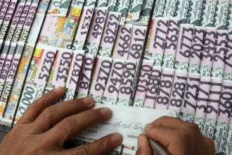 Venta de loterías en Medellín. FOTO: JULIO CÉSAR HERRERA