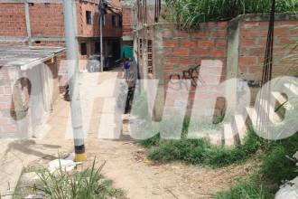En este callejón del sector Las Piscinas, fue donde asesinaron a Johan Alexander Agudelo Hernández, de 20 años. FOTO: ANDRÉS GARCÍA