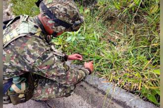 Soldados desactivando minas antipersona en zona rural de Briceño. /FOTO: CORTESÍA ANDRÉS JULIÁN RENDÓN