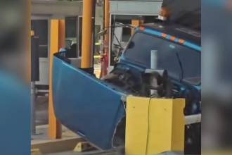 Camión chocado en el peaje de Puerto Berrío. FOTO: TOMADA DE FACEBOOK REPORTEROS DE LA LÍNEA COLOMBIA