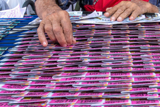 Venta de lotería en el centro de Medellín. /FOTO: ARCHIVO