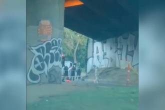 Levantamiento del cuerpo en la Regional. FOTO: CORTESÍA DENUNCIAS ANTIOQUIA