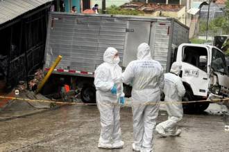 Levantamiento del cuerpo del menor e inspección del siniestro por parte de las autoridades. FOTO: CORTESÍA SECRETARÍA DE MOVILIDAD DE MEDELLÍN