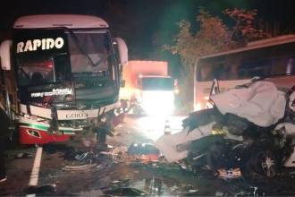 Una camioneta blanca chocó de frente contra un bus de la empresa Rápido Ochoa. FOTO: DENUNCIAS ANTIOQUIA